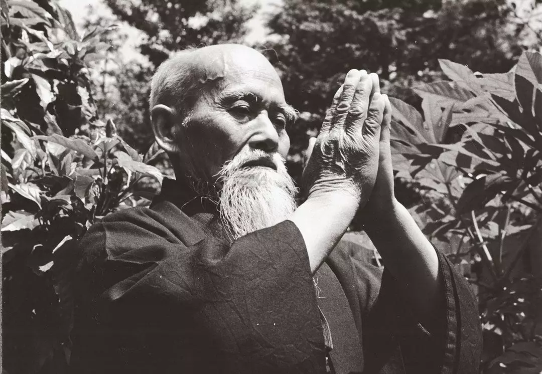 foto de osensei rezando o meditando